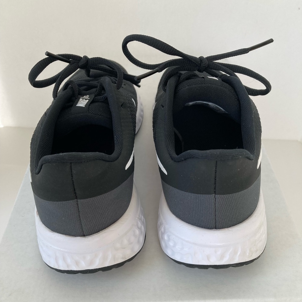 Nike Revolution 5 Sneaker Black/White. Youth Sizes: 3.5Y, 4.5Y, 5.5Y. NEW! - Picture 2 of 4